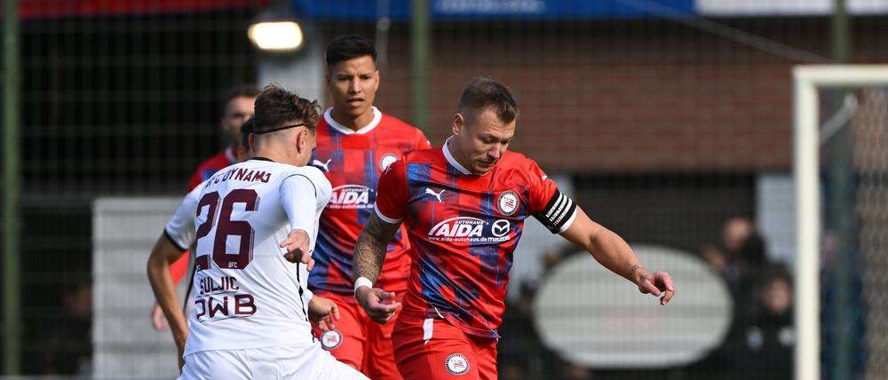 Daniel Kaiser (re.) war bereits in der vergangenen Saison Kapitän von Tasmania Berlin und ist es auch in dieser Spielzeit.
