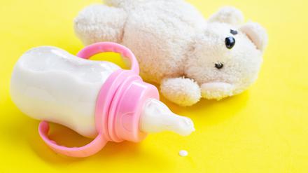 Bottle of milk for baby with toy white bear on yellow background., 14.10.2020, Copyright: xbowonpatx Panthermedia28401097