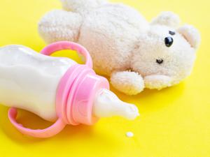 Bottle of milk for baby with toy white bear on yellow background., 14.10.2020, Copyright: xbowonpatx Panthermedia28401097