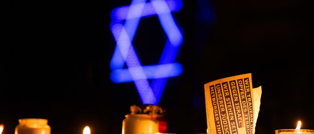 Kerzen stehen vor einer Synagoge nach einem Schweigegang vor dem Gedenktag der Pogromnacht vor 85 Jahren. (Symbolbild).