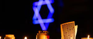 Kerzen stehen vor einer Synagoge nach einem Schweigegang vor dem Gedenktag der Pogromnacht vor 85 Jahren. (Symbolbild).