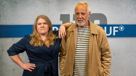 Gisa Flake, 38, und Frank Leo Schröder, 62, verstärken das Team des „Polizeiruf 110“ des RBB. In „Cottbus kopflos“ sind beide im Einsatz. 