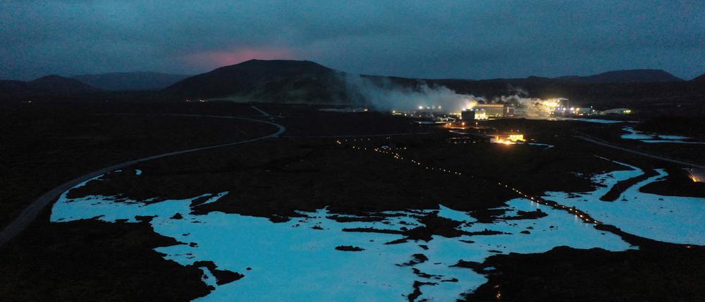 Die touristische Sehenswürdigkeit Blaue Lagune, dahinter rötlicher Schimmer von Magma im März 2021. Nun schließt die Attraktion erneut aufgrund Hunderter Erdbeben. (Archivfoto)