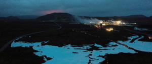 Die touristische Sehenswürdigkeit Blaue Lagune, dahinter rötlicher Schimmer von Magma im März 2021. Nun schließt die Attraktion erneut aufgrund Hunderter Erdbeben. (Archivfoto)