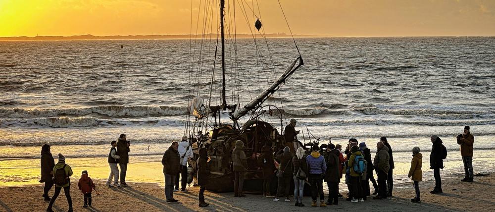 Ein am Weststrand der Insel Norderney gestrandetes Segelschiff mit Schaulustigen.