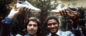 Gerd Müller und Eusebio mit dem Silbernen bzw. Goldenen Schuh für die besten Torschützen Europas der Saison 1972/73. 