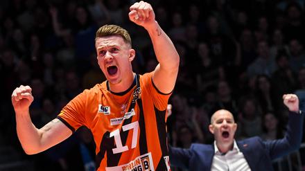 Marek Sotola und Trainer Joel Banks werden auf dem Spielfeld auch mal emotional. 