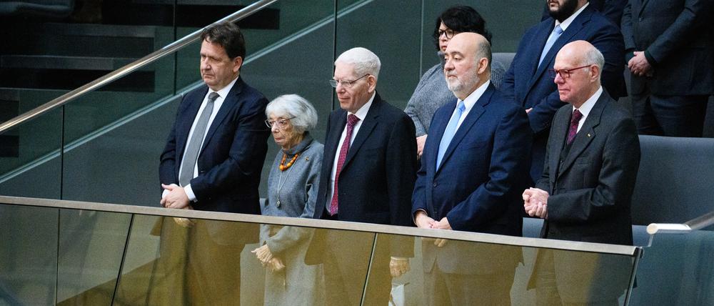 Die Berliner Holocaust-Überlebende Margot Friedländer (2.v.l.), nimmt zusammen mit Karsten Dreinhöfer (l-r), Vorstand der Margot-Friedländer-Stiftung, Josef Schuster, Präsident des Zentralrats der Juden in Deutschland, Ron Prosor, Botschafter von Israel in Deutschland, und Norbert Lammert (CDU), ehemaliger Bundestagspräsident, als Gast an der Plenarsitzung im Deutschen Bundestag teil.