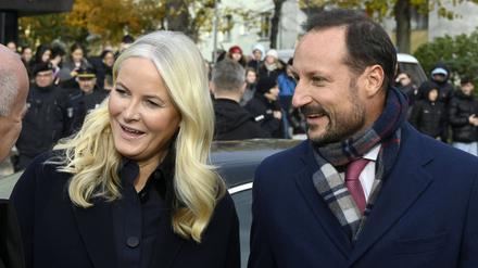 Aufmerksam und zugewandt. Kronprinzessin Mette-Marit von Norwegen und Kronprinz Haakon von Norwegen beim Besuch der Gedenkstätte Berliner Mauer an der Bernauer Straße. 