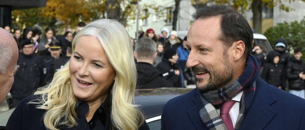 Aufmerksam und zugewandt. Kronprinzessin Mette-Marit von Norwegen und Kronprinz Haakon von Norwegen beim Besuch der Gedenkstätte Berliner Mauer an der Bernauer Straße.