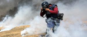 Ein Fotograf bei der Arbeit im Gazastreifen.