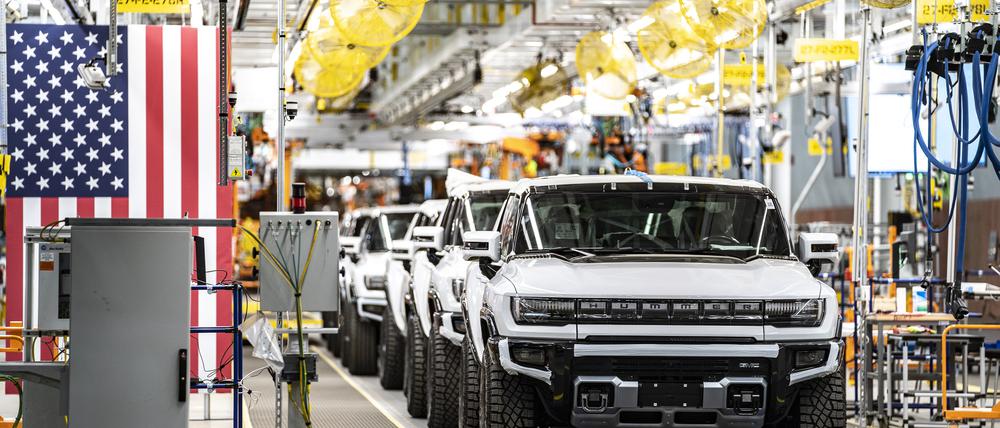 Die Gegenwart – aber auch die Zukunft? Elektro-Hummer von General Motors rollen in Detroit vom Band.