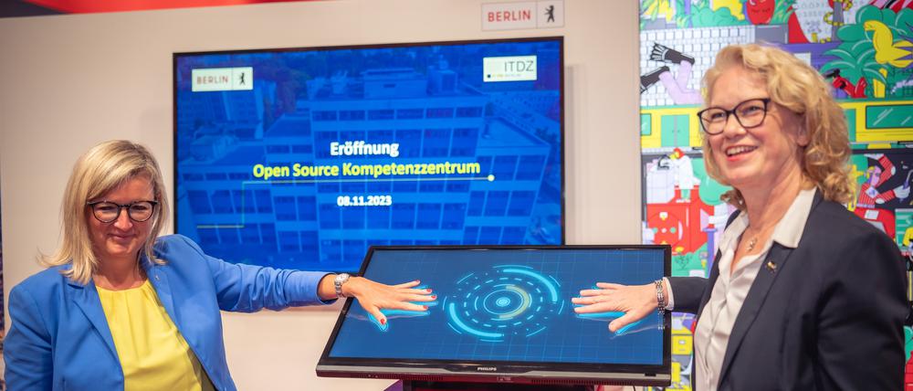 Zur Eröffnung des Open Source Kompetenzzentrums (OSK) beim ITDZ Berlin gaben sich Berlins Digitalbeauftragte Martina Klement (links) und Anne Lolas, stellvertretende Vorständin des ITDZ, einen digitalen Händedruck.