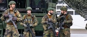 Bundeswehrsoldaten mit Maschinengewehr, Datum unbekannt.