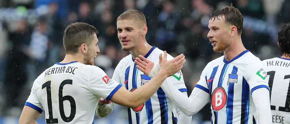 Pascal Klemens (rechts) könnte gegen den KSC mit Marton Dardai (Mitte) wieder dei Doppelsechs bilden.