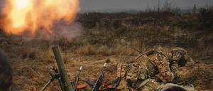 Soldaten der 1. Brigade der ukrainischen Nationalgarde Bureviy (Hurricane) üben während einer Gefechtsausbildung.