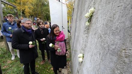 Stadt- und Landespolitiker sowie Berliner und Potsdamer Jugendliche erinnern an den Mauerfall vor 34 Jahren. Hier Mike Schubert und Manja Schüle (v.l.).