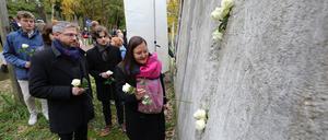 Stadt- und Landespolitiker sowie Berliner und Potsdamer Jugendliche erinnern an den Mauerfall vor 34 Jahren. Hier Mike Schubert und Manja Schüle (v.l.).