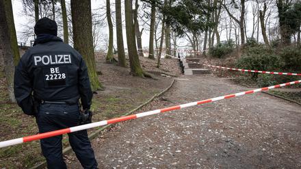 Polizeiabsperrungen am und im Bürgerpark Pankow nach dem Tötungsdelikt an fünfjährigem Mädchen.