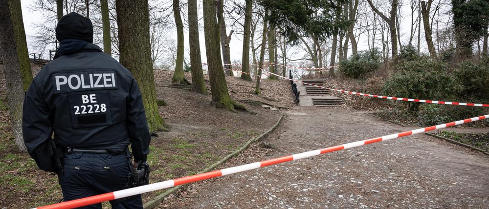 Polizeiabsperrungen am und im Bürgerpark Pankow nach dem Tötungsdelikt an fünfjährigem Mädchen.