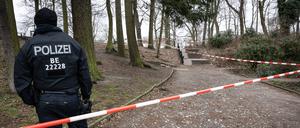 Polizeiabsperrungen am und im Bürgerpark Pankow nach dem Tötungsdelikt an fünfjährigem Mädchen.