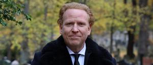 Daniel Hope beim Pogrom-Gedenken auf dem jüdischen Friedhof in Potsdam.
