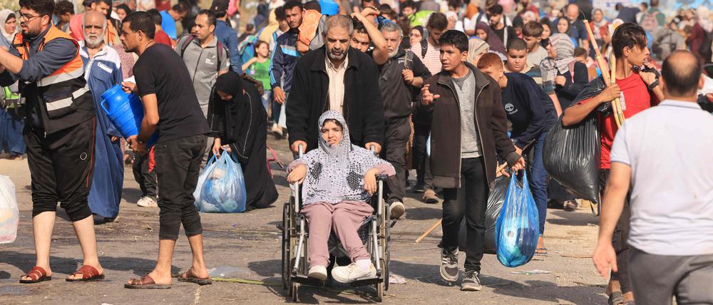 Palästinenser fliehen zu Fuß – es gibt kein Benzin mehr – vom Norden in den Süden des Gazastreifens.