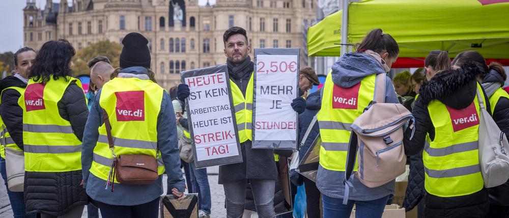 Mitarbeiter des Einzelhandels protestieren bei einer Streikkundgebung der Gewerkschaft Verdi für höhere Gehälter. Die Tarifverhandlungen laufen teilweise seit Monaten. Nun hat Verdi einen Streik für Freitag angekündigt. (Archivfoto)