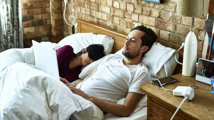 Nur das Schweigen verbindet sie.