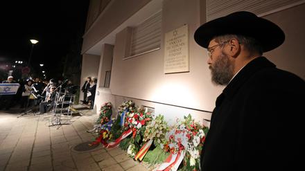Gedenken an Reichspogromnacht mit Landesrabbiner Ariel Kirzon am Platz der Einheit, dem Standort der früheren Synagoge in Potsdam.