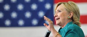 Trump kündige seine diktatorischen Tendenzen bereits an, sagte Clinton.