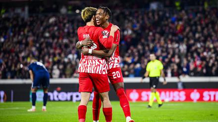 Freiburgs Ritsu Doan (l) jubelt nach seinem Tor zum 5:0 mit Teamkollege Junior Adamu. 
