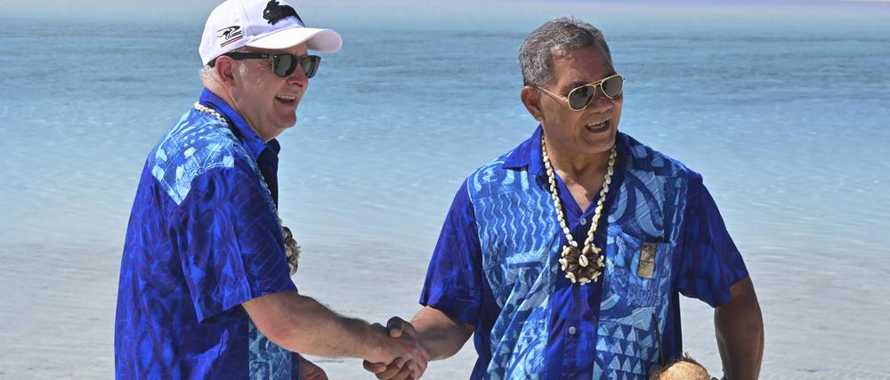 09.11.2023, Cookinseln, Aitutaki: Anthony Albanese (l), Premierminister von Australien, und Kausea Natano, Premierminister von Tuvalu.