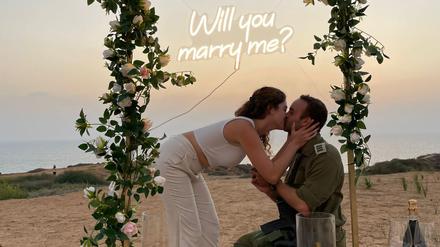 Heiratsantrag am Strand: Dor und Shir.