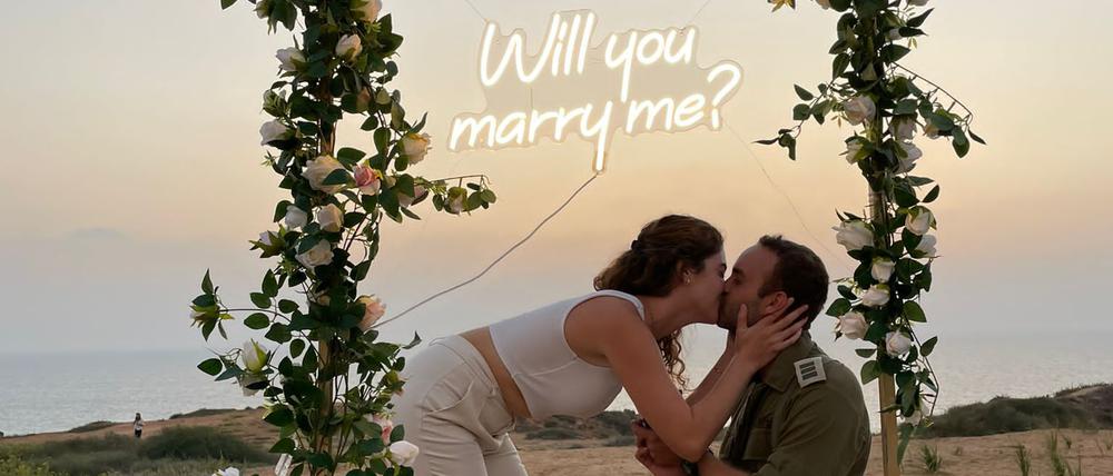 Heiratsantrag am Strand: Dor und Shir.