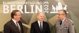 Auf ein Wort: Verteidigungsminister, Kanzler, Generalinspekteur – sie müssen liefern. 