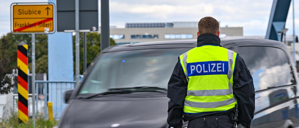Die Bundespolizei kontrolliert den Einreiseverkehr am deutsch-polnischen Grenzübergang Stadtbrücke zwischen Frankfurt (Oder) und Slubice.