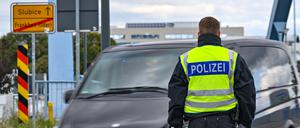 Die Bundespolizei kontrolliert den Einreiseverkehr am deutsch-polnischen Grenzübergang Stadtbrücke zwischen Frankfurt (Oder) und Slubice. 