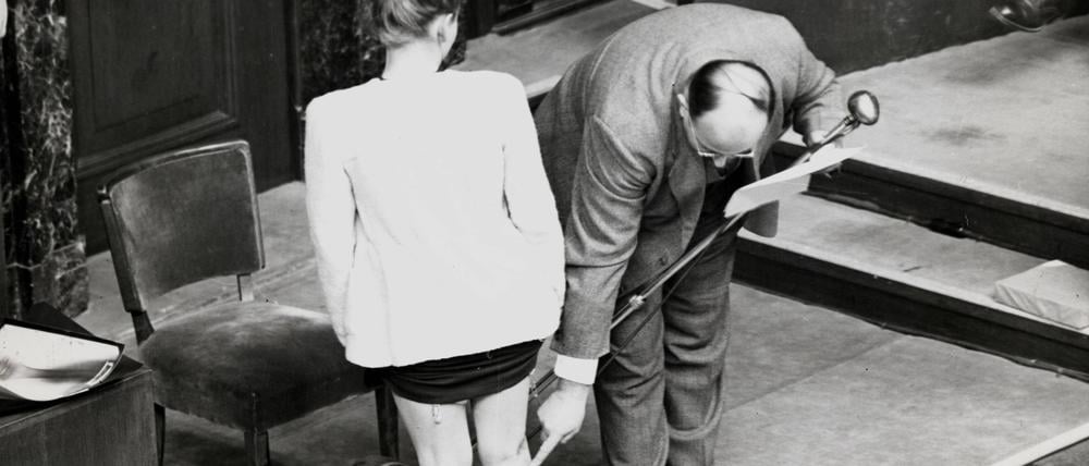 Leo Alexander demonstriert an einer der polnischen Frauen, die in Nürnberg als Zeugin auftraten, Taten der NS-Ärzte.