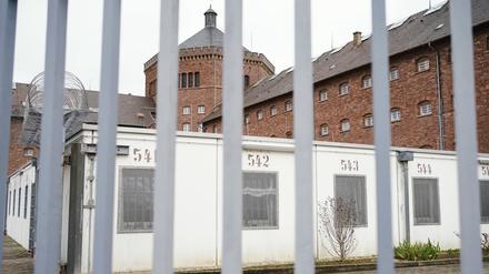 Baden-Württemberg, Bruchsal: Hinter den massiven Stäben des Gefängniszauns ist das Hauptgebäude der Justizvollzugsanstalt zu sehen (Archivbild vom 03.02.2023).