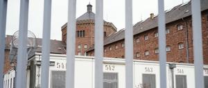 ARCHIV - 03.02.2023, Baden-Württemberg, Bruchsal: Hinter den massiven Stäben des Gefängniszauns ist das Hauptgebäude der Justizvollzugsanstalt zu sehen. In diesem Gefängnis saß ein nun flüchtiger verurteilter Mörder ein. (zu dpa: «Flucht am Baggersee - Fahnder suchen europaweit nach einem Mörder») Foto: Uwe Anspach/dpa +++ dpa-Bildfunk +++