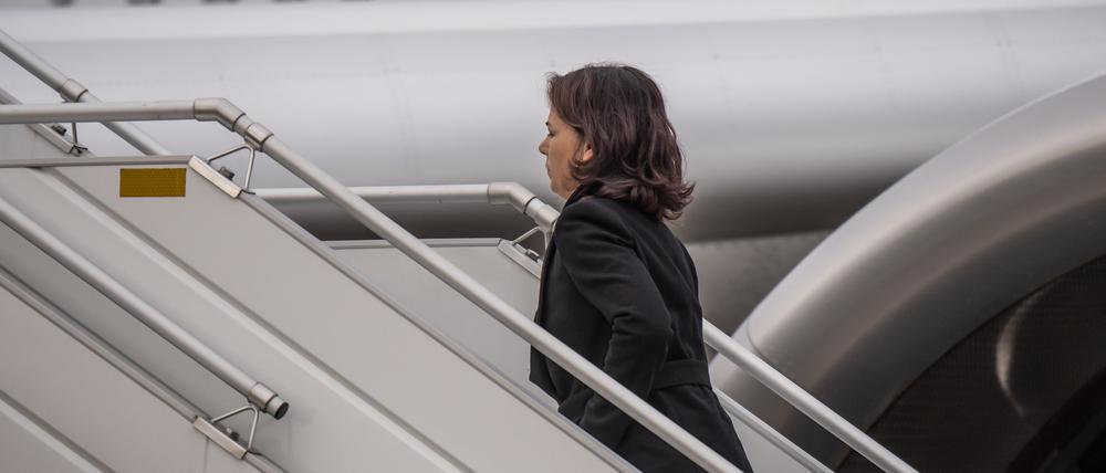 Annalena Baerbock (Die Grünen), Außenministerin, steigt auf dem Flughafen in ein Flugzeug der Luftwaffe um nach Abu Dhabi, Hauptstadt der Vereinigten Arabischen Emirate zu fliegen.