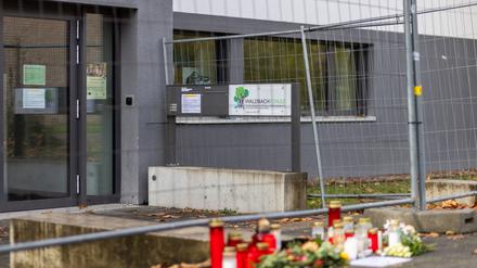 Blumen und Kerzen liegen vor der Offenburger Waldbachschule.