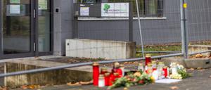 Blumen und Kerzen liegen vor der Offenburger Waldbachschule.