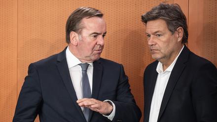 Boris Pistorius (SPD, l), Verteidigungsminister, spricht mit Robert Habeck (Bündnis 90/Die Grünen), Bundesminister für Wirtschaft und Klimaschutz, vor Beginn der Sitzung des Bundeskabinetts im Kanzleramt.
