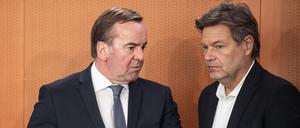 Boris Pistorius (SPD, l), Verteidigungsminister, spricht mit Robert Habeck (Bündnis 90/Die Grünen), Bundesminister für Wirtschaft und Klimaschutz, vor Beginn der Sitzung des Bundeskabinetts im Kanzleramt. 