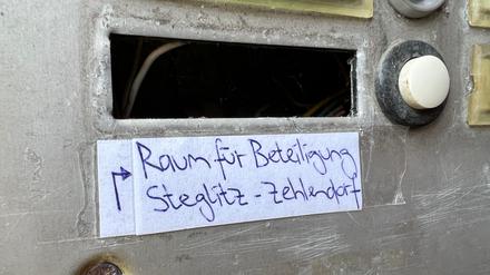 Das Klingelschild ist handgeschrieben, das Ladenlokal noch leer: Am 6. Dezember 2023 soll der „Raum für Beteiligung“ in der Potsdamer Straße 50 zu finden sein.