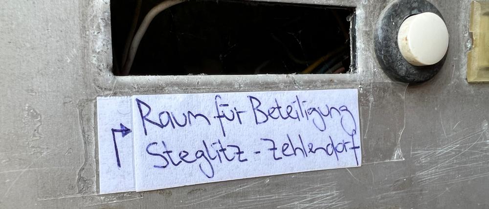 Das Klingelschild ist handgeschrieben, das Ladenlokal noch leer: Am 6. Dezember 2023 soll der „Raum für Beteiligung“ in der Potsdamer Straße 50 zu finden sein.