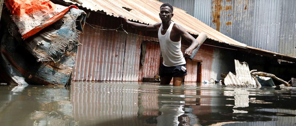 Ein Mann watet nach heftigen Regenfällen in Mogadischu, Somalia, am 9. November 2023 durch die Fluten. 