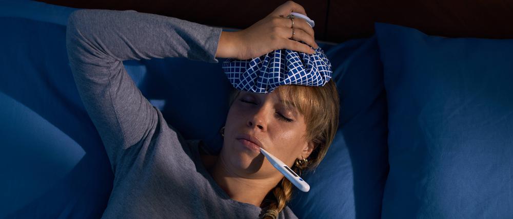 Wer krank ist, sollte auf seinen Körper hören und im Bett bleiben.